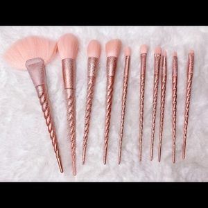 Beautiful gold brush set